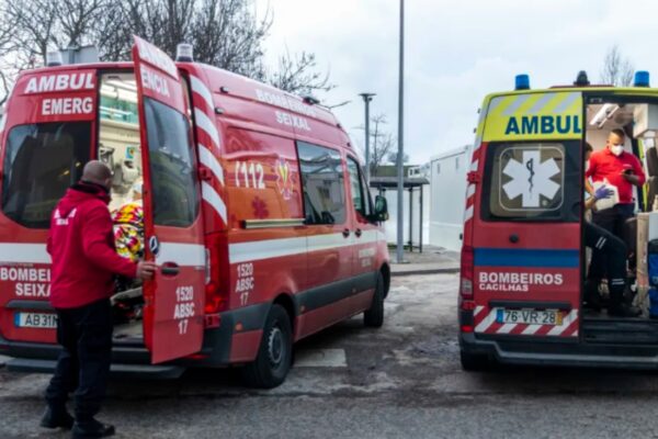 Ambulâncias retidas na urgência hospitalar de Vila Franca de Xira à espera das macas