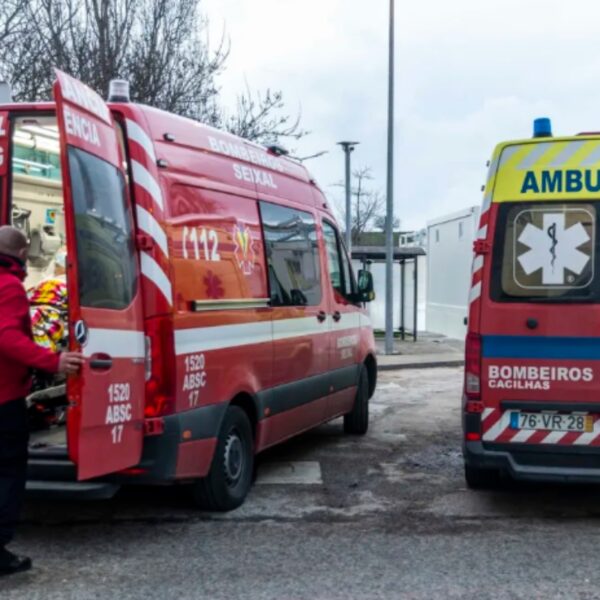 Ambulâncias retidas na urgência hospitalar de Vila Franca de Xira à espera das macas