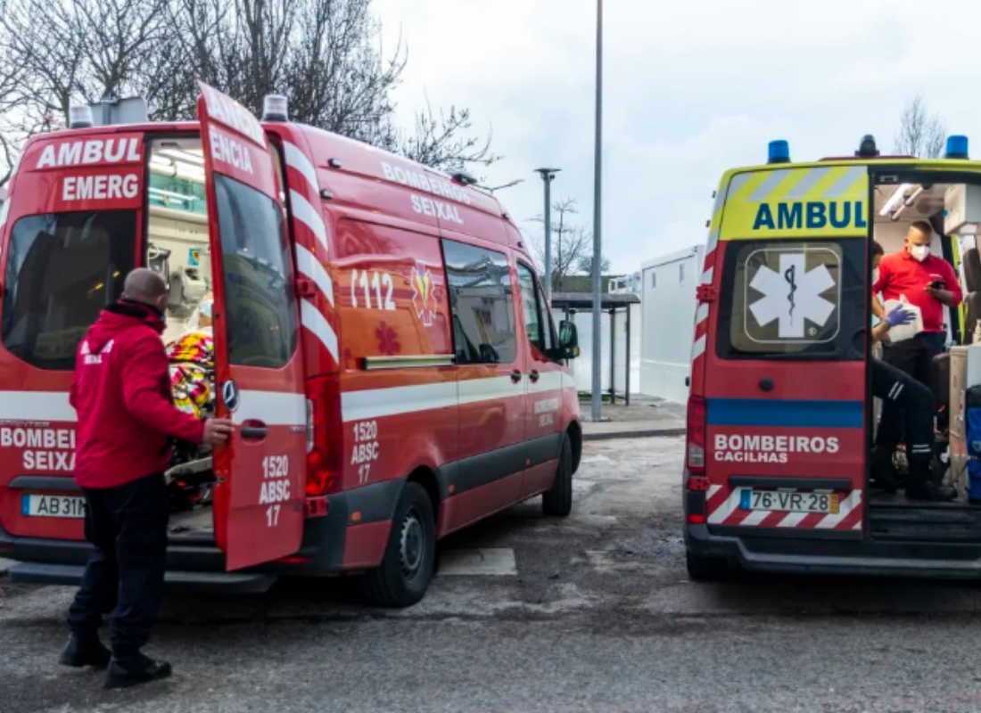Ambulâncias retidas na urgência hospitalar de Vila Franca de Xira à espera das macas